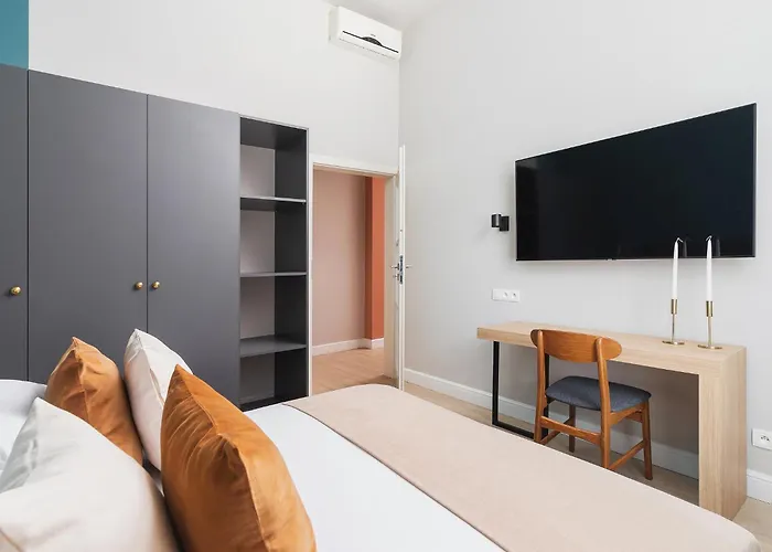 Main Square - With 2 Bedrooms Apartment